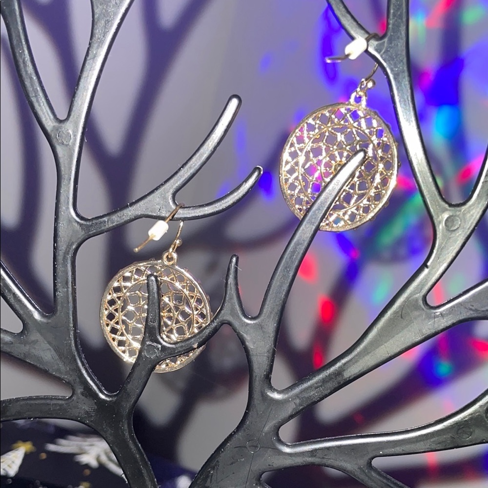 Elegant Gold Filigree Earrings - Picture 10 of 11